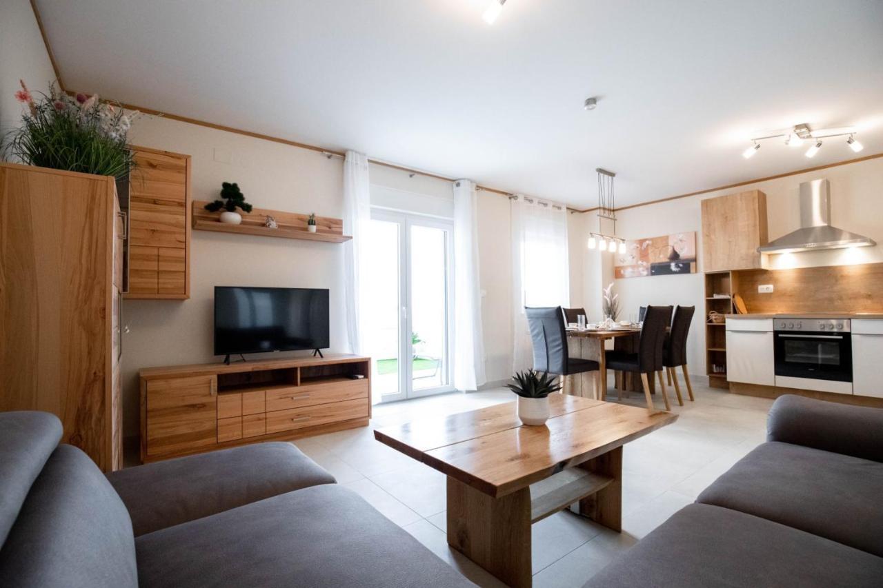 Beachfront Reiterer Villa V2 With Seaview 30 Meters From The Beach - Crowonder Luxury Rent Privlaka  Zewnętrze zdjęcie