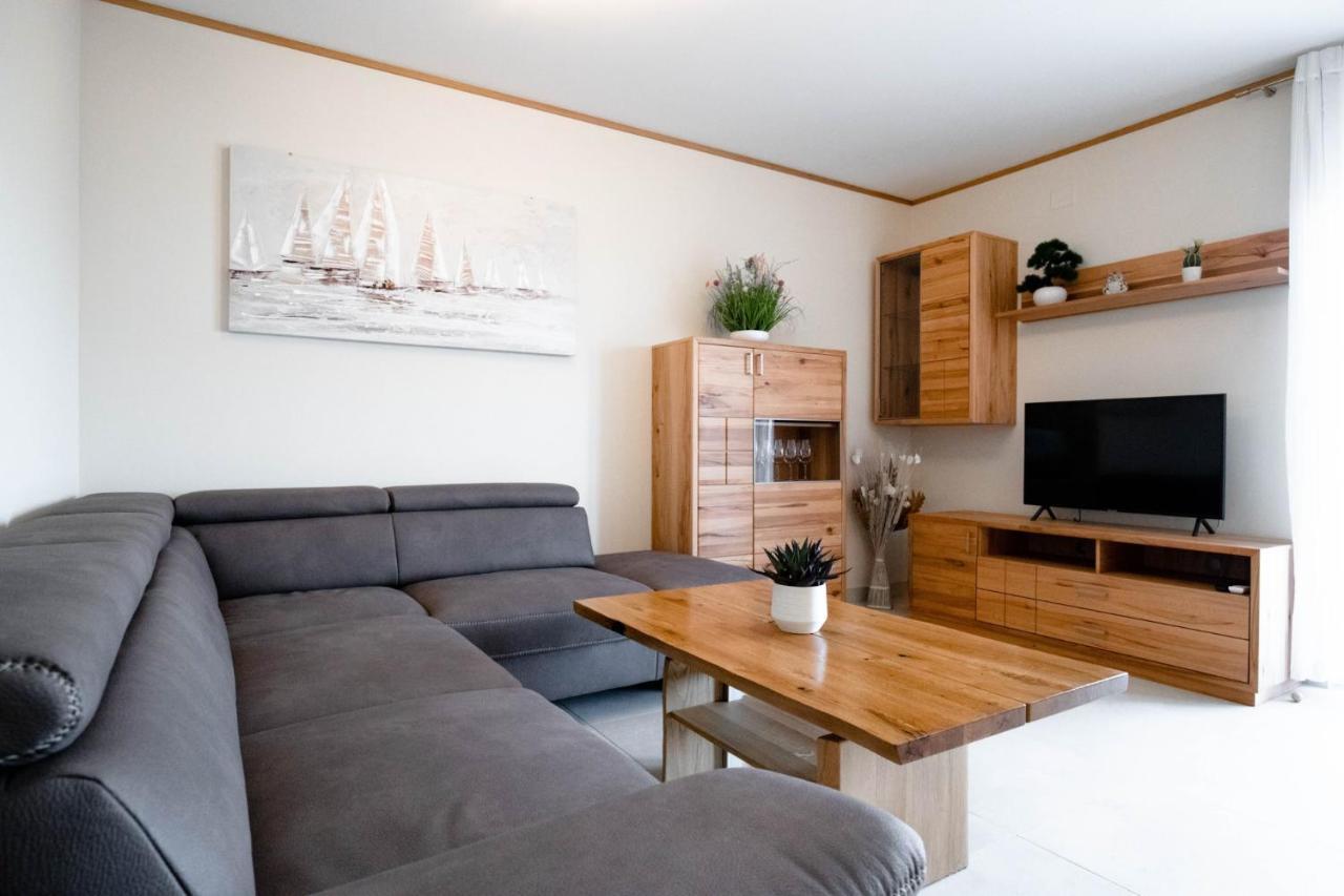 Beachfront Reiterer Villa V2 With Seaview 30 Meters From The Beach - Crowonder Luxury Rent Privlaka  Zewnętrze zdjęcie