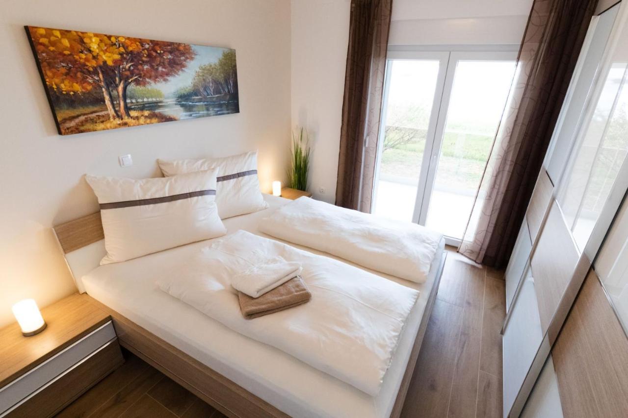 Beachfront Reiterer Villa V2 With Seaview 30 Meters From The Beach - Crowonder Luxury Rent Privlaka  Zewnętrze zdjęcie