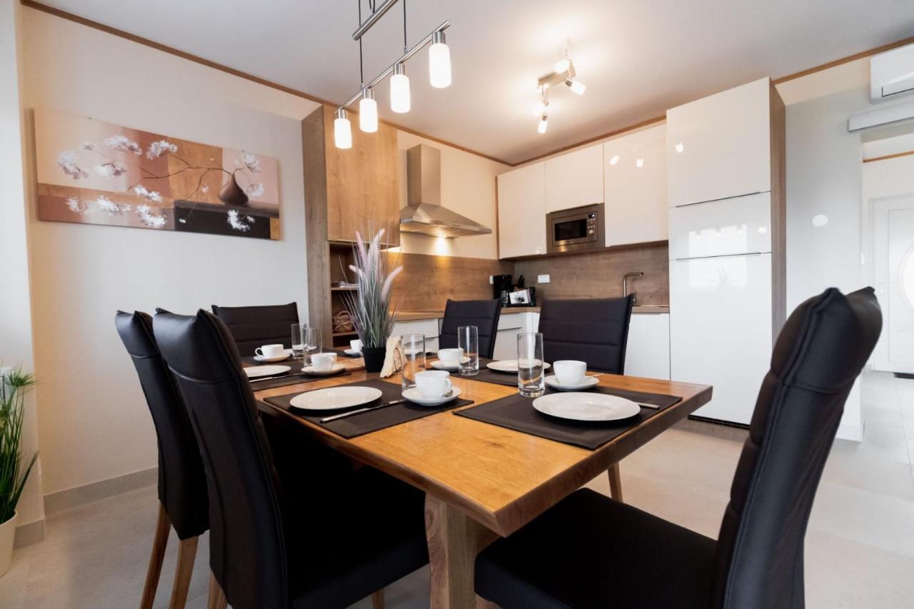 Beachfront Reiterer Villa V2 With Seaview 30 Meters From The Beach - Crowonder Luxury Rent Privlaka  Zewnętrze zdjęcie