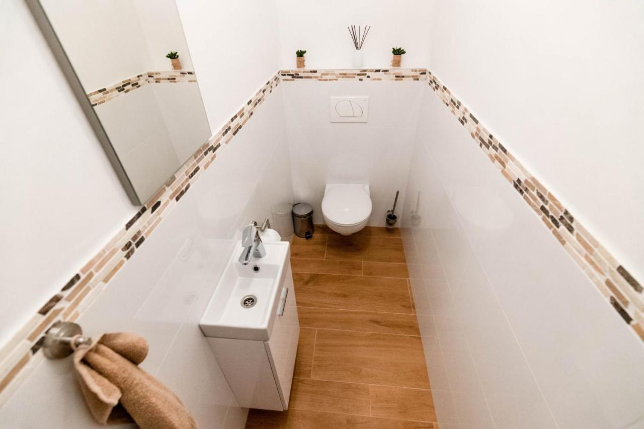 Beachfront Reiterer Villa V2 With Seaview 30 Meters From The Beach - Crowonder Luxury Rent Privlaka  Zewnętrze zdjęcie