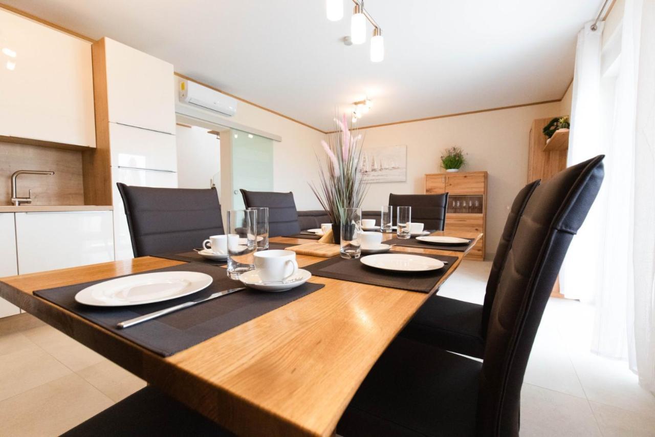 Beachfront Reiterer Villa V2 With Seaview 30 Meters From The Beach - Crowonder Luxury Rent Privlaka  Zewnętrze zdjęcie